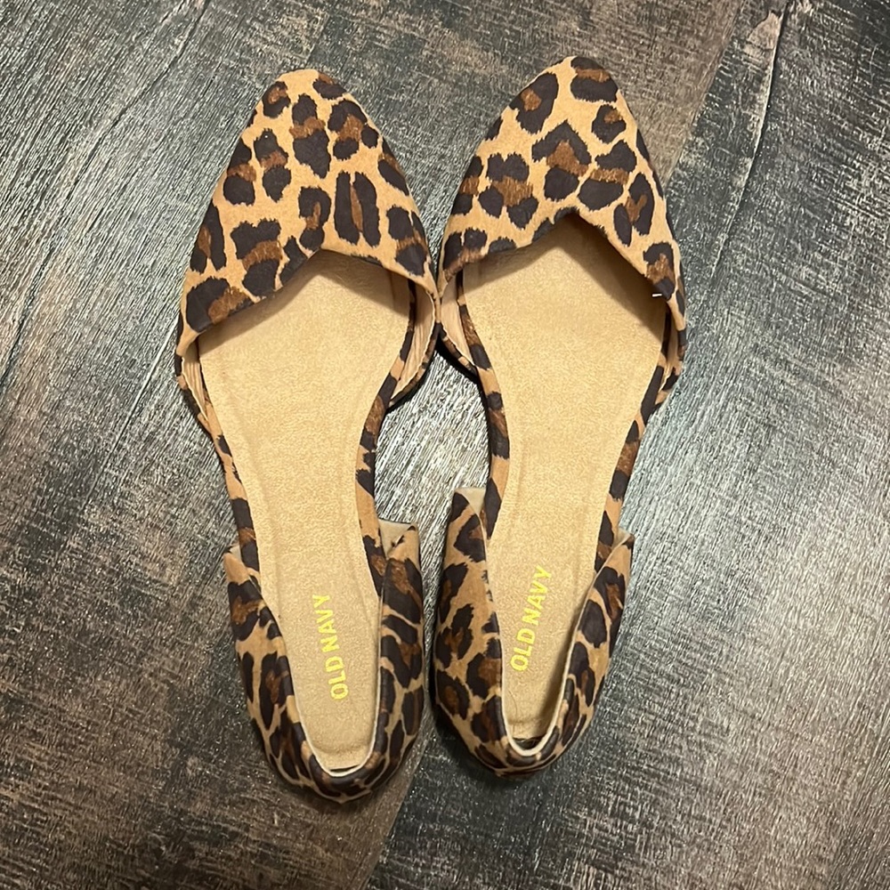 Old navy cheetah print flats. Size 8